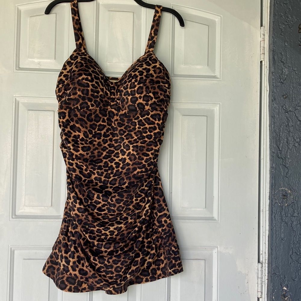 New D&Co beach wear. Leopard color size 16